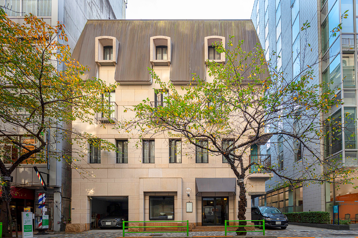 【壺中居・ブラッスリーTOYO】甲斐みのりさんと巡る、東畑謙三の古美術商建築と老舗洋食店のいちごパフェ